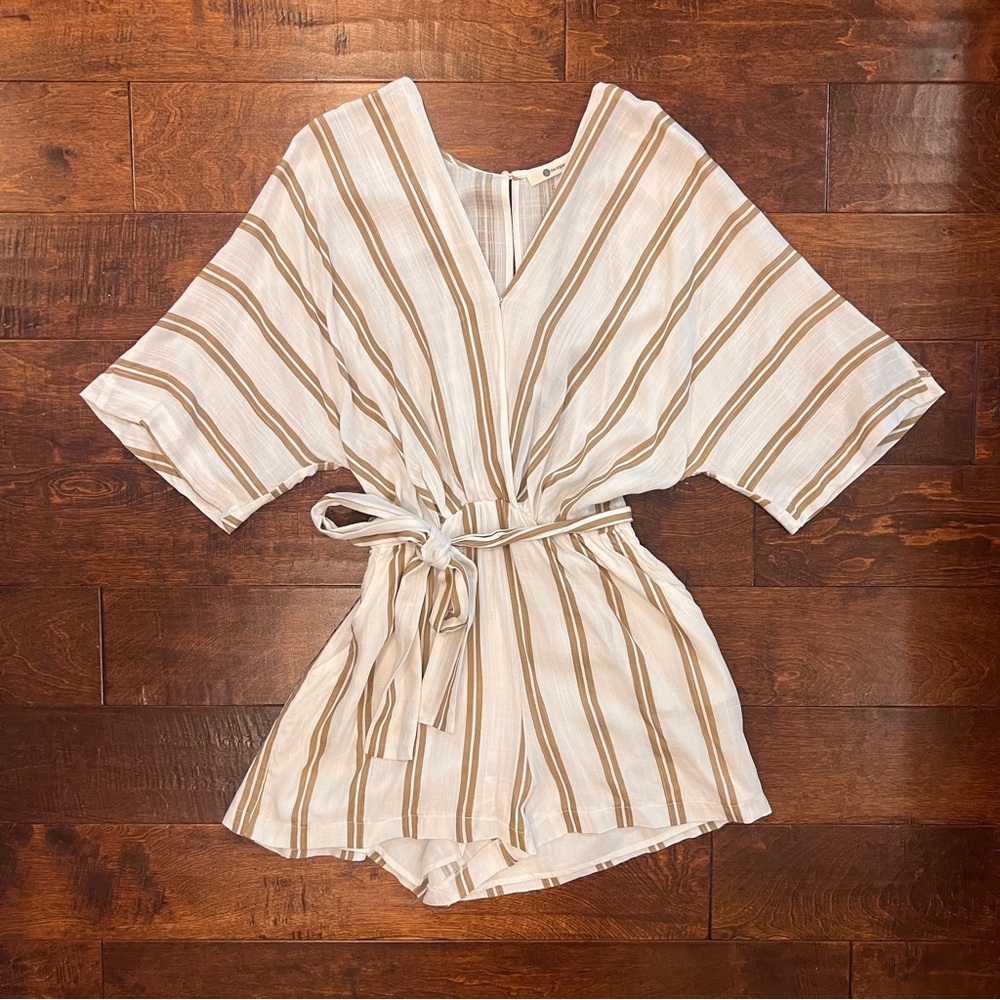 Boutique Impeccable Pig tan and white summer Beach romper new size Medium
